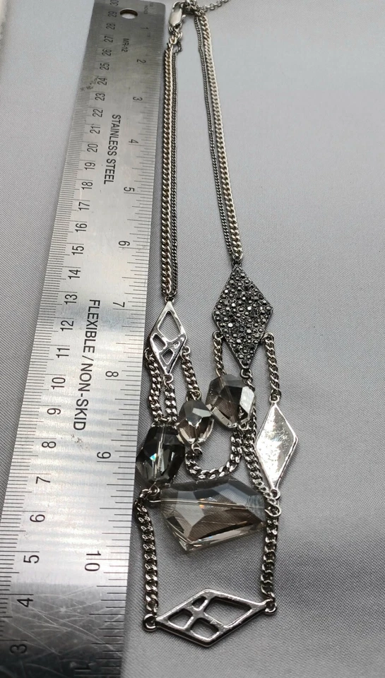 Collar Kenneth Cole Cristal Ahumado Tono Plata 3 Hilos Dijes Geométricos Foto 3 de 4
