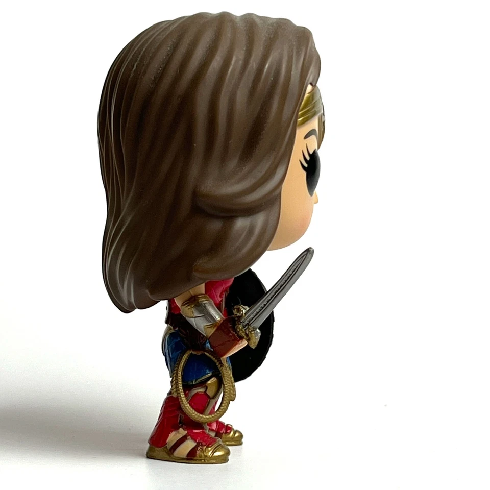Funko Pop! Mulher Maravilha com Espada e Escudo DC Comics - Imagem 2 de 4
