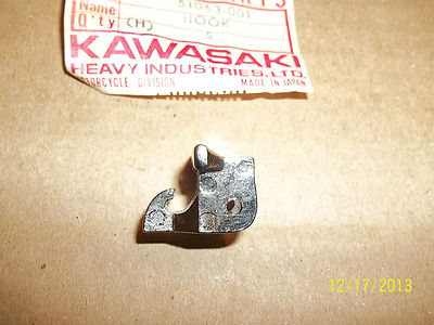 KAWASAKI H1 H2 S2 KH500 NOS OEM GAS FUEL TANK CAP HOOK LATCH KH