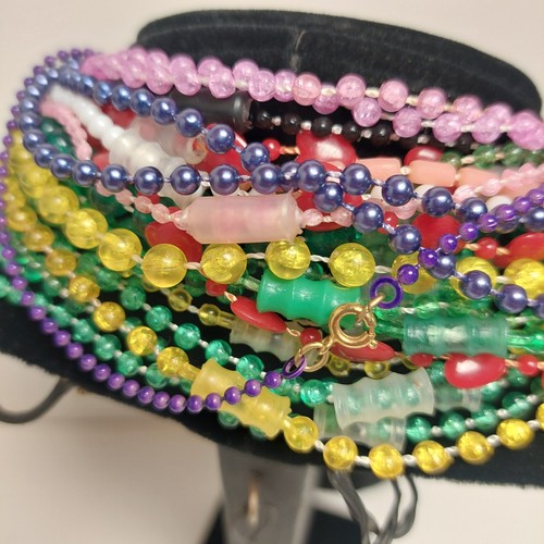 Lot - Multicolor Plastic Necklaces Vintage To Now 40 Pieces - Picture 5 of 10