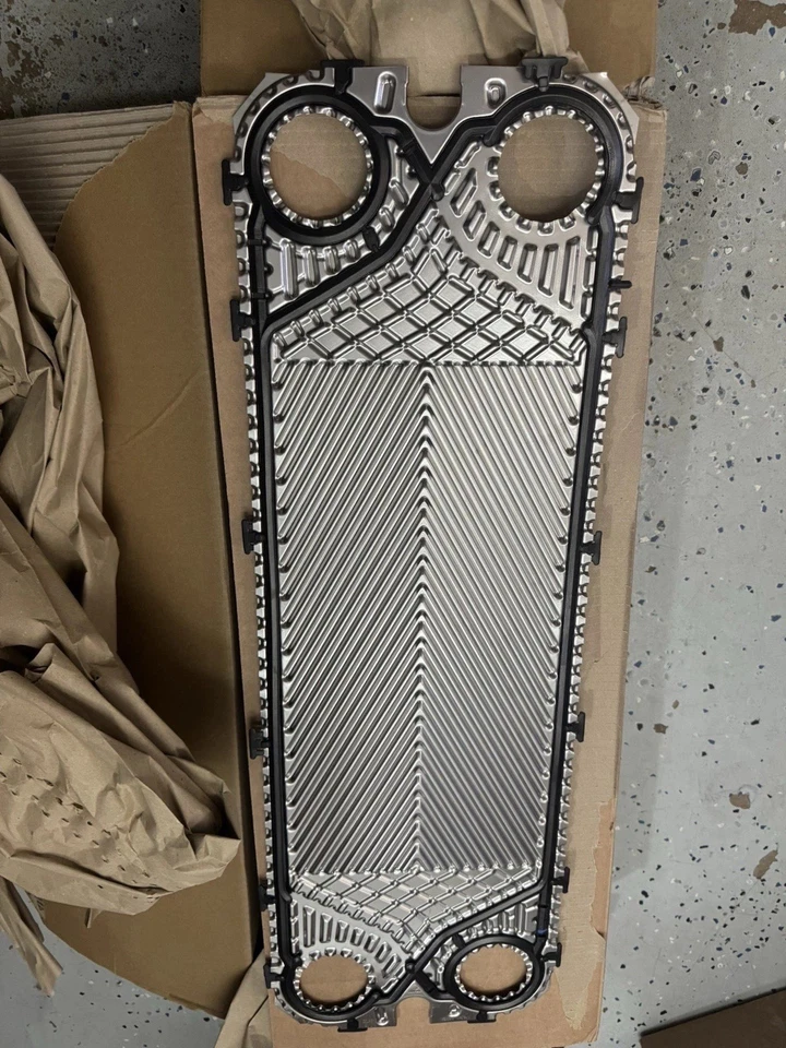 Пластина теплообменника Caterpillar 1306046 - Изображение 2 из 2