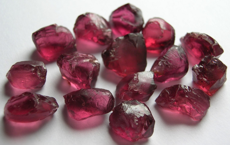 GARNET / RHODOLITE, PINK WITH A RED & PURPLE TONE ROUGH FOR FACETING, TANZANIA