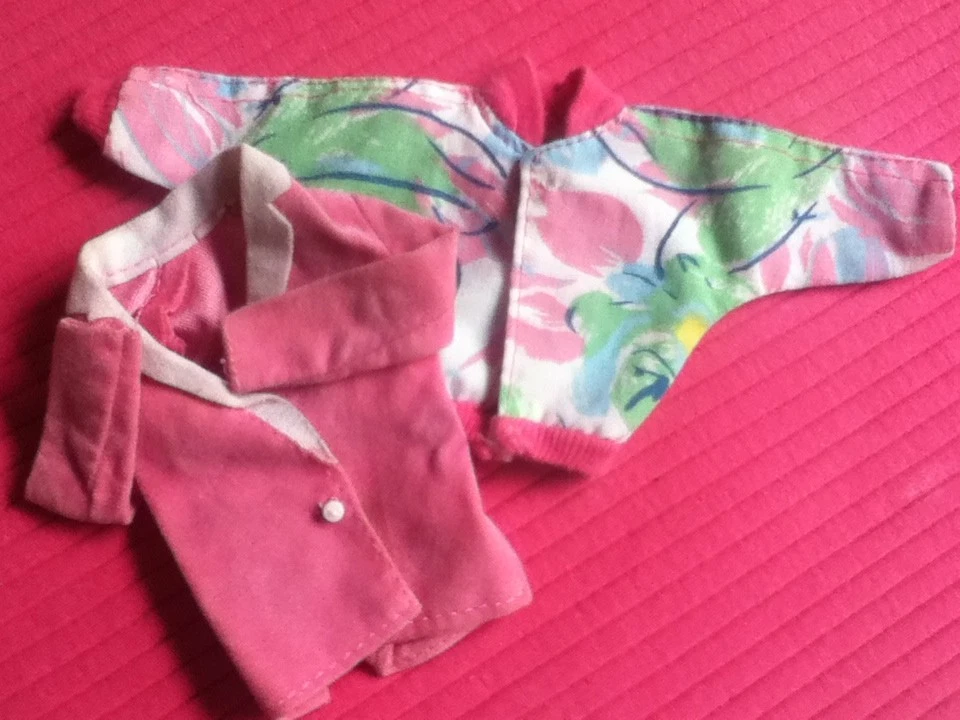 Barbie Kleidung 2 Retro-Jacken mit samtig Rosa + weiße Knöpfe - Bild 1 von 1