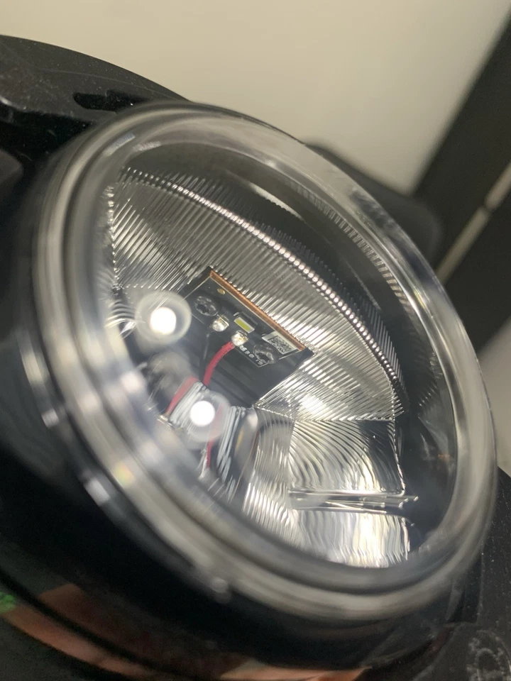 GENUINA OEM MOPAR 2020 Chrysler Pacifica/Voyager LÁMPARA ANTINIEBLA CANTIDAD: 1 - 68466267AB Foto 2 de 4