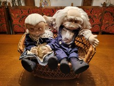 Dekoration Oma und Opa auf Bank, Stoffpuppen auf Rattan/Korbmöbel