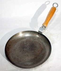 VINTAGE ATLAS METAL SPINNING 8-1/4" CARBON STEEL FRYING , OMELETTE, CREPE PAN