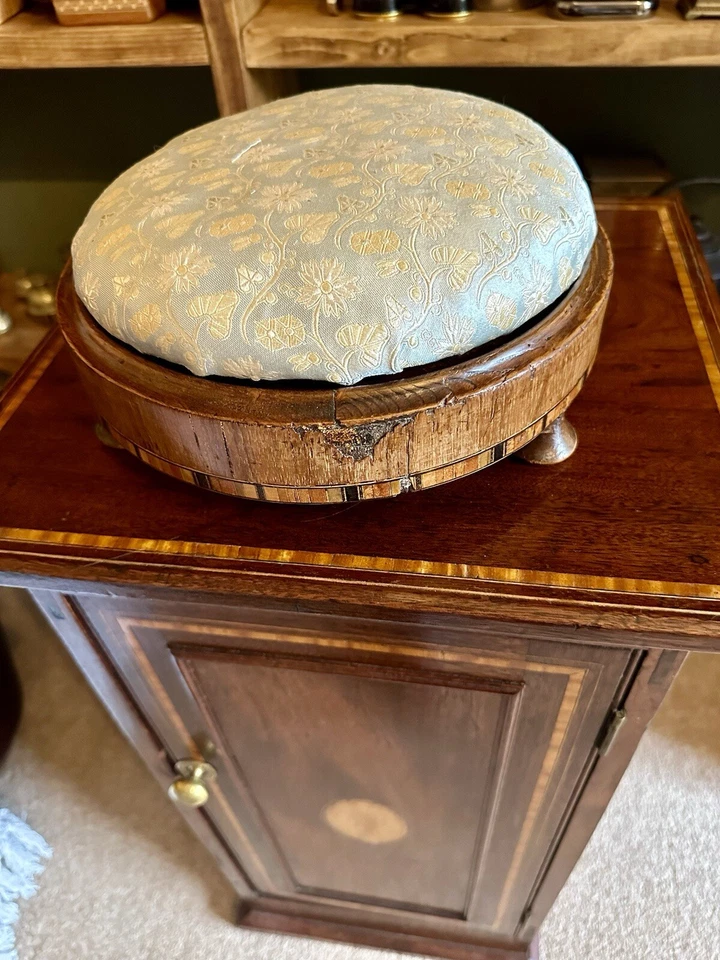 Antiguo reposapiés con incrustaciones y cubierta de seda Foto 3 de 4