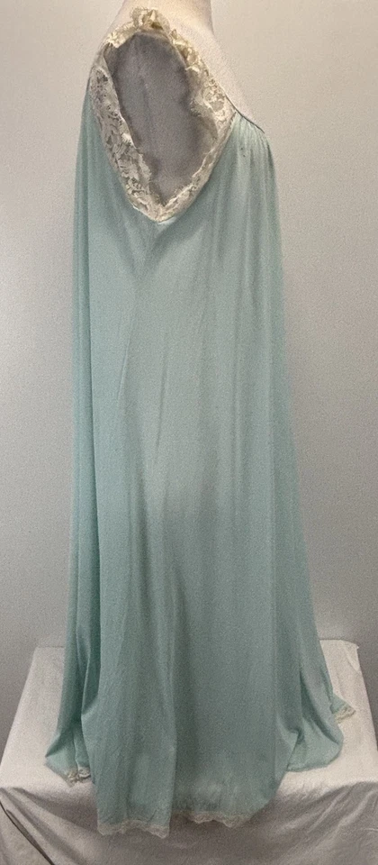 "Camisón de colección Lucie Ann azul claro correas de encaje longitud completa años 70 46"" defectos en el pecho" Foto 4 de 4