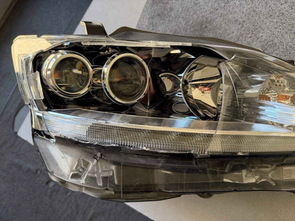Lexus CT200h Scheinwerfer Rechts Glas beschädigt - Bild 2 von 4