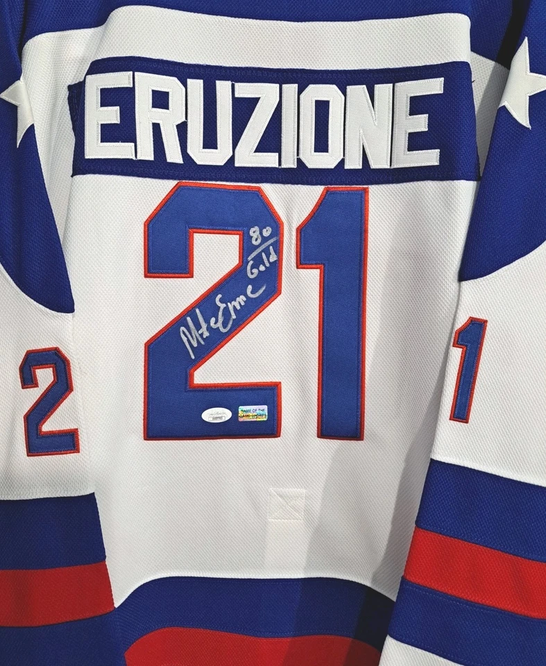 Camiseta deportiva firmada Mike Eruzione 1980 EE. UU. Hockey Milagro en Ice Captian "C" 🇺🇸 JSA Foto 2 de 4