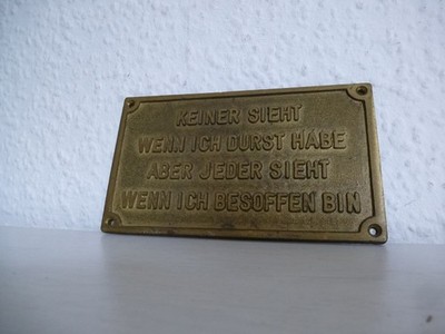 Messingplakette Schild Vintage Trinkspruch ''Keiner sieht wenn ich Durst habe..''