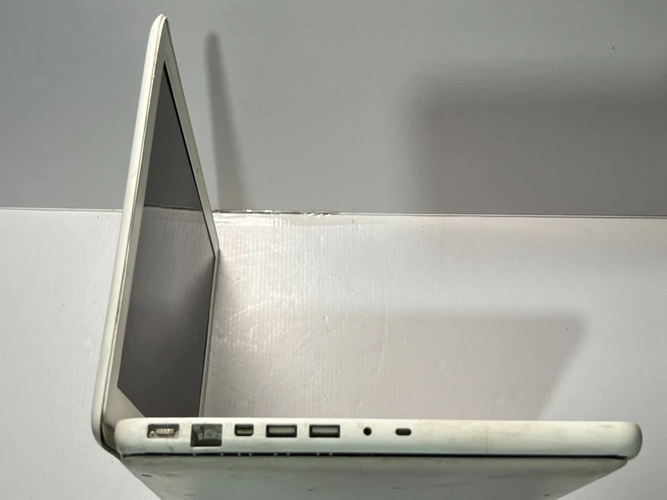 Apple MacBook A1342  White 13” 2009 Laptop for Spares / Repairs - Image 4 of 4