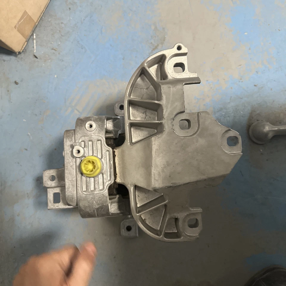 MERCEDES CLA /A  CLASS ENGINE MOUNT BRACKET 2021  1.3 PETROL AUTO A2472402800 - Image 4 of 4