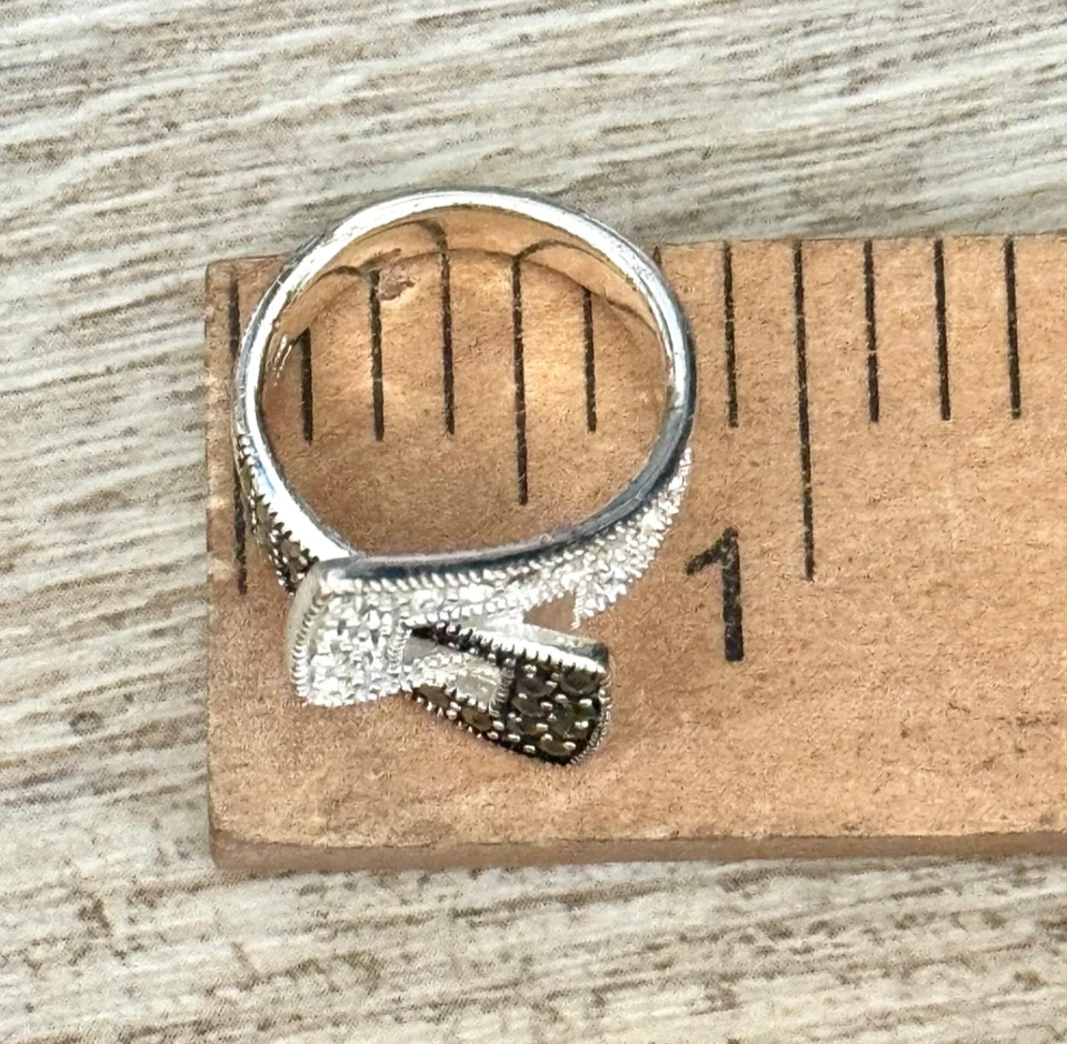 Anillo llamativo hebilla entrelazada con diamantes de imitación blancos y marcasita tono plata Foto 4 de 4