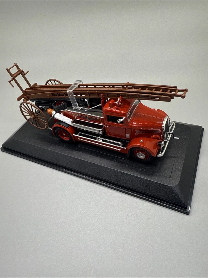 Signature Series 1938 Dennis Light four Diecast Firetruck Out of Box - Image 4 of 4