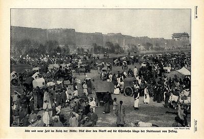 China Blick über den Markt auf die Eisenbahn längs der Stadtmauer von Peking1911