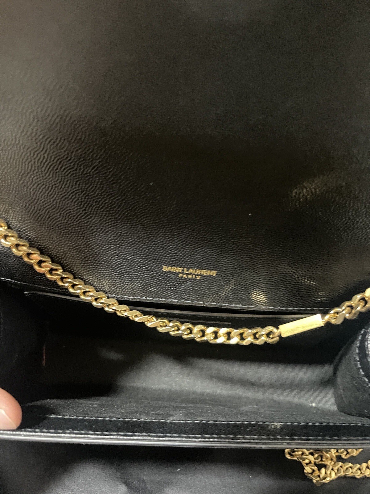 Nuovissima borsa a catena media Saint Laurent Kate pelle nera oro YSL