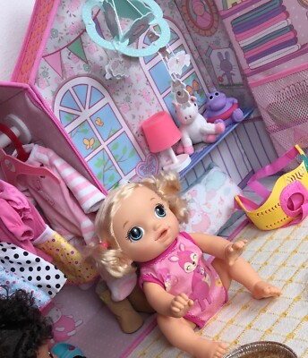 BABY ALIVE PUPPE GO BYE BYE UND SEINE TÜR BB BOX GEMACHT PIPI GEHT 4 BEINE....