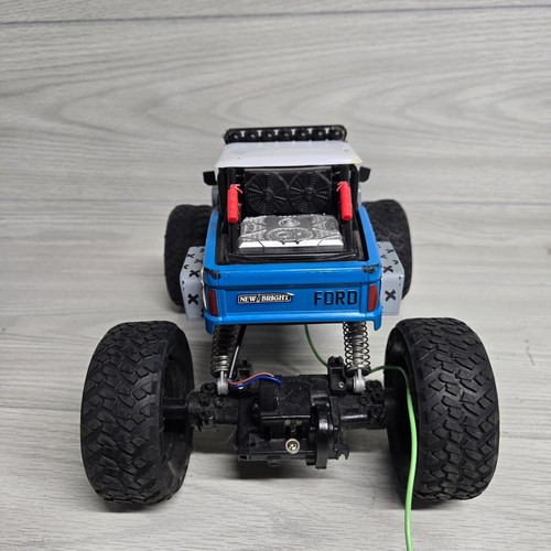 New Bright RC Blue Ford Bronco 1:15 Rock Crawler *Parts or repair* - Picture 4 of 13