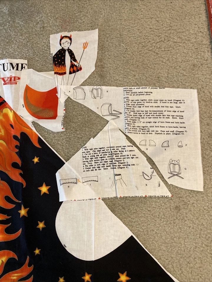 Disfraz Pequeño Diablo Capa y Capucha Para Coser Niños Talla De Colección Nuevo Disfraz de Halloween Foto 2 de 4