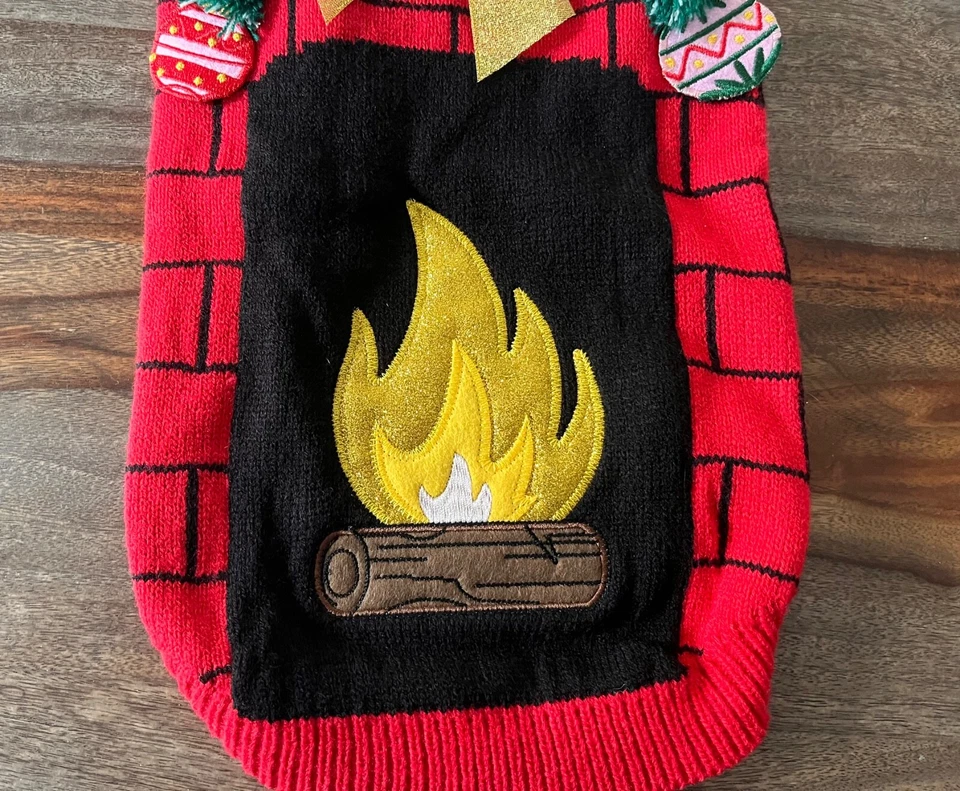 Dog Christmas Ugly Sweater Size M Fireplace Gold Bow Ornaments - Imagem 3 de 4