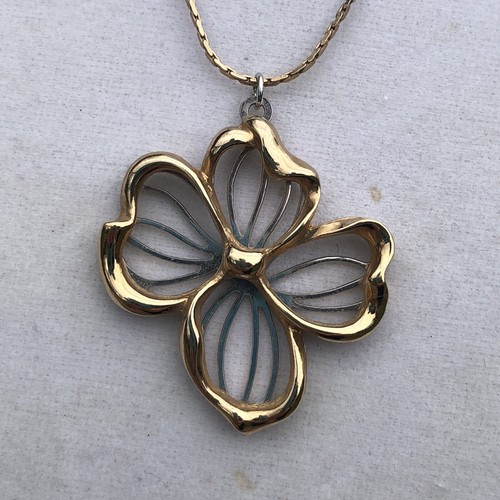 Avon Open Flower Pendant Necklace Gold Tone Estate Find - Picture 2 of 7
