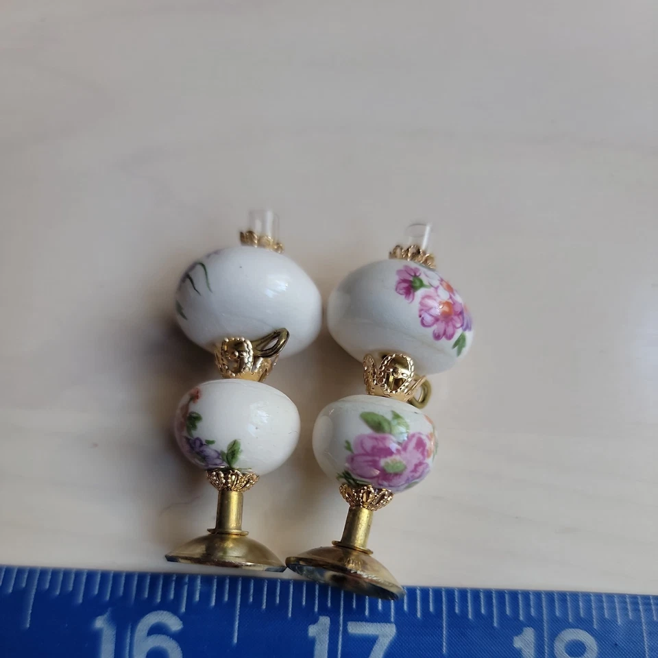VTG 1:12 Miniature 2 Victorian Porcelain Brass Oil Lamps Flower Design - Image 4 of 4