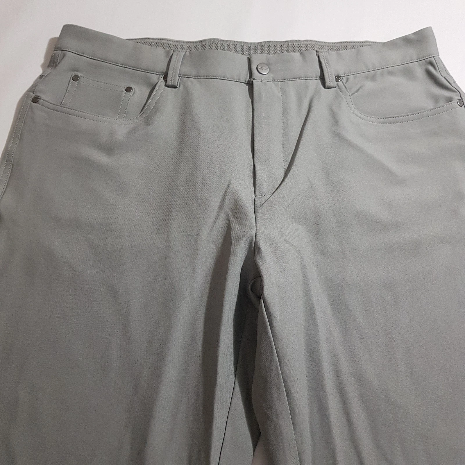 Greg Norman Performance Khaki Chino Golf Pants Mens Light Grey Size 36/29
Opens in a new window or t