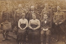 RPPC Postkarte 1. Weltkrieg schottischer Hochlandsoldat Kiltschürze Familiengruppenportrait