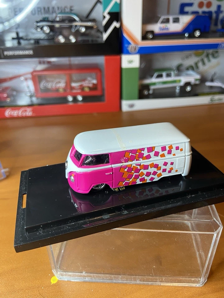 Microbús Volkswagen 100 % HotWheels caja negra vintage rosa y blanco suelto Foto 2 de 4