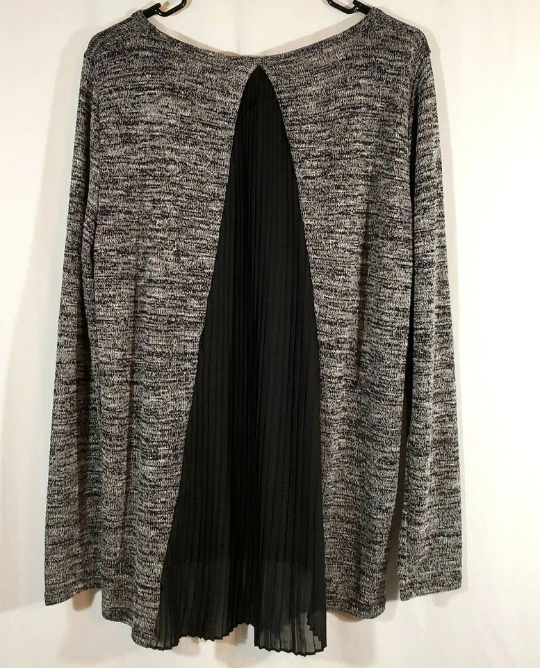 Suéter túnica Larry Levine preto e branco rayon/elastano plissado costas tamanho G - Imagem 3 de 4