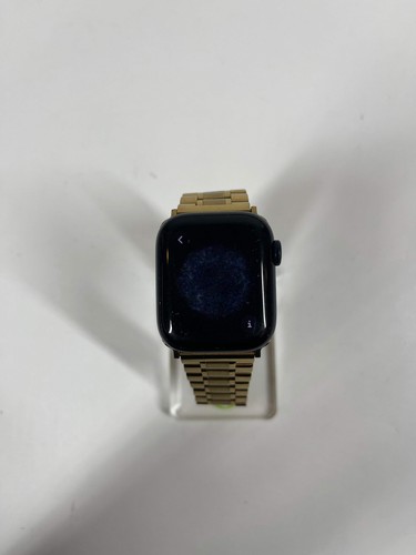 Broken GPS Only Apple Watch Series 8 41MM Aluminum A2770 Cracked - Picture 4 of 4
