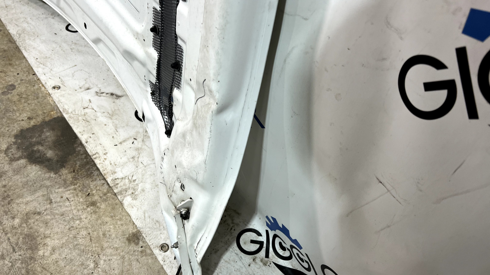 ASTON MARTIN v8 vantage 2007 to 2011 hood needs repaired at front edge