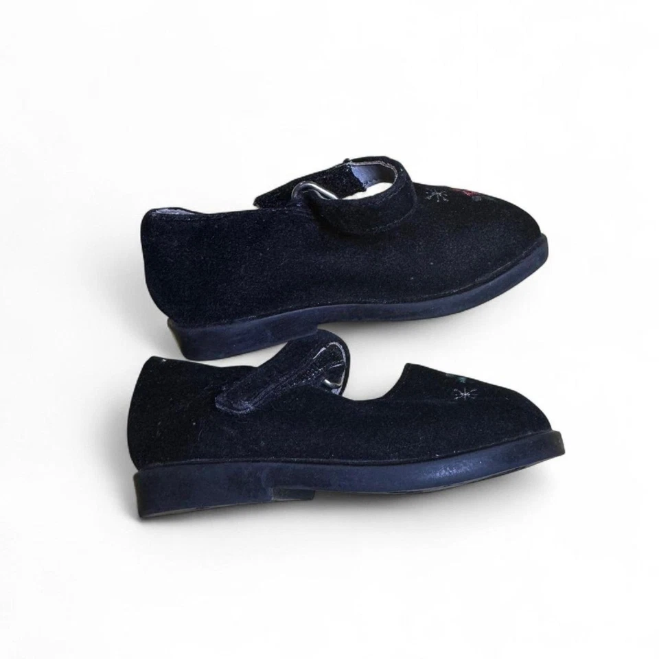 Sapatos Mary Jane de veludo preto Osh Kosh com detalhe de flor tamanho 2 - Imagem 2 de 4