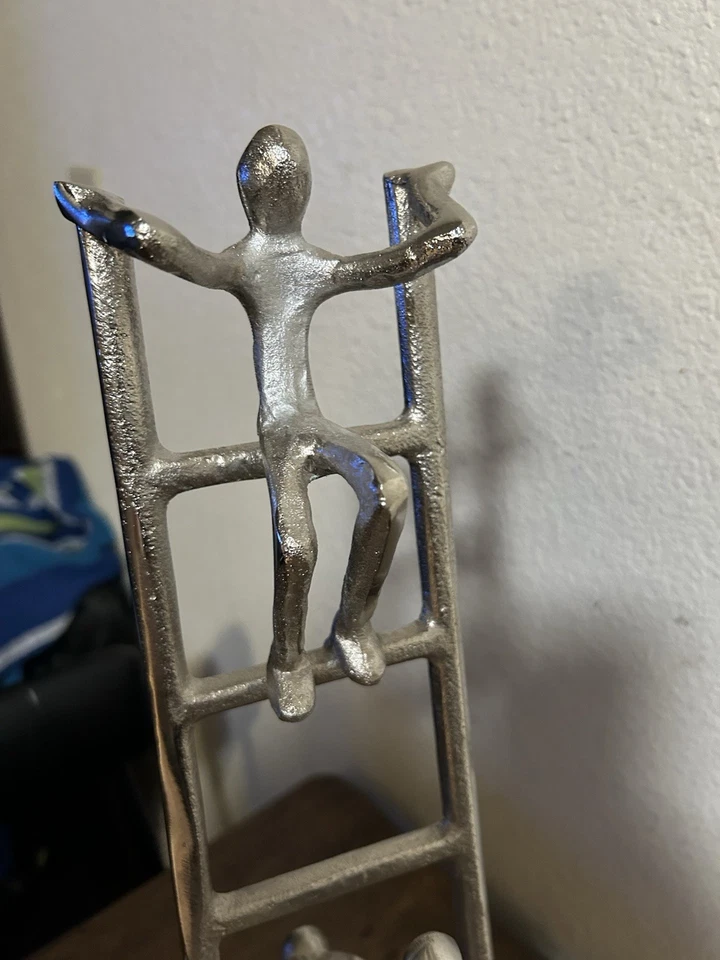 Estatua de escultura de aluminio plateada con escalera de metal moderna de dos plutos para 3 personas Foto 4 de 4