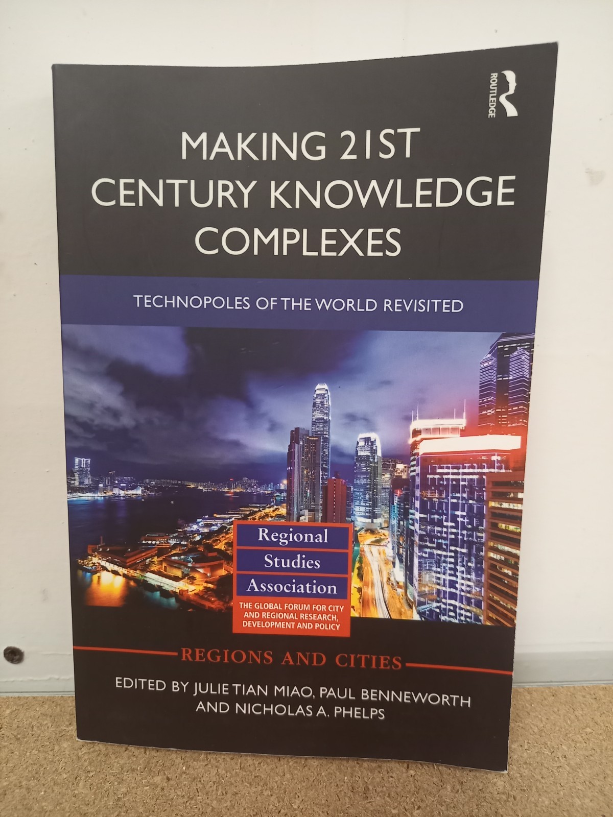 Making 21st Century Knowledge Complexes; Regions and Cities 2018 Paperback
