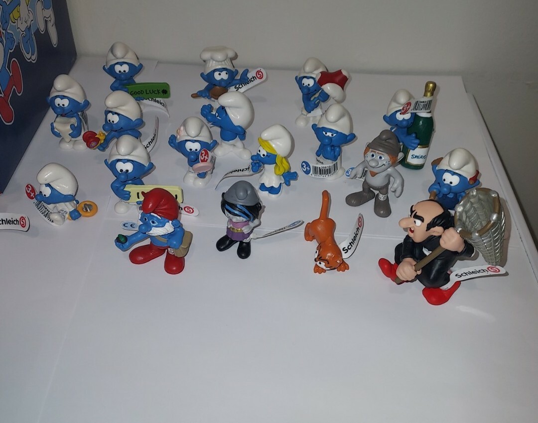 Schleich The Smurfs 2016 Smurf House w/2 Figures Plus 23 Smurfs