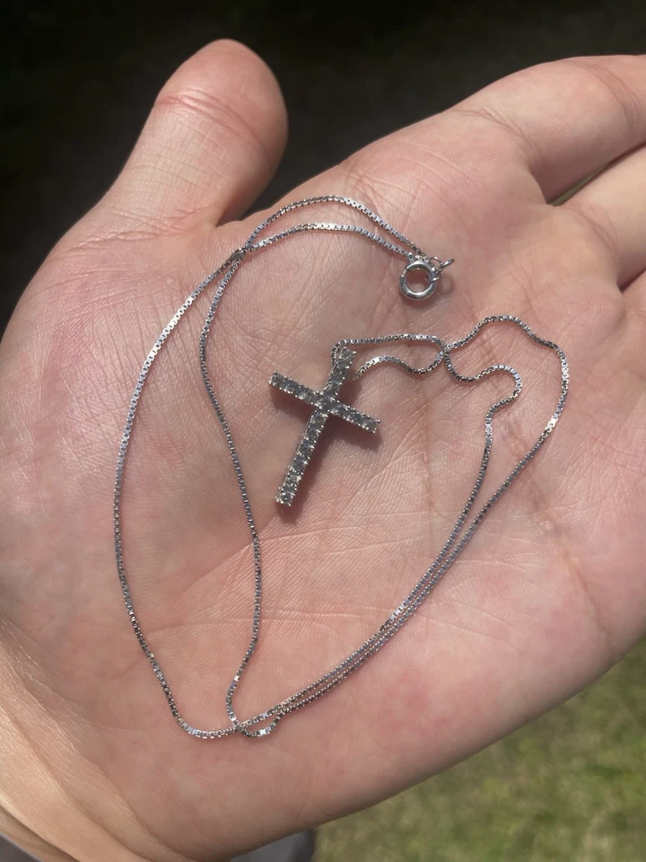 Colgante cruz diamante natural 1/2 quilate en plata de ley con cadena Foto 3 de 4