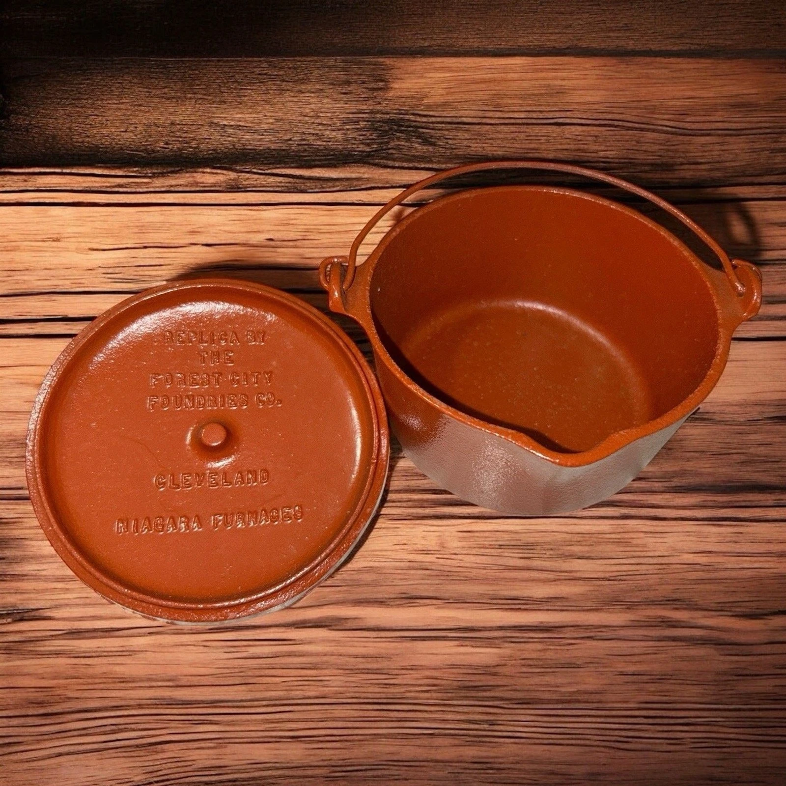 Vintage CAST IRON Wagner Ware 1363 DUTCH OVEN Replica HOT POT/Lid Restored
Opens in a new window or