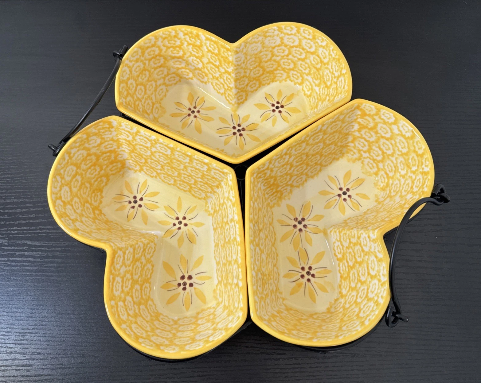Temp-tations Tara Old World Yellow Heart Serving Bakeware W/Metal Resting Tray