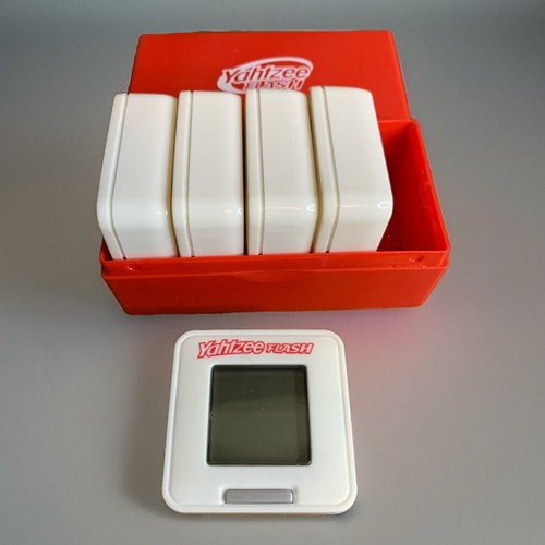 Hasbro Electronic Yahtzee Flash Smart Dice Game - Picture 3 of 5