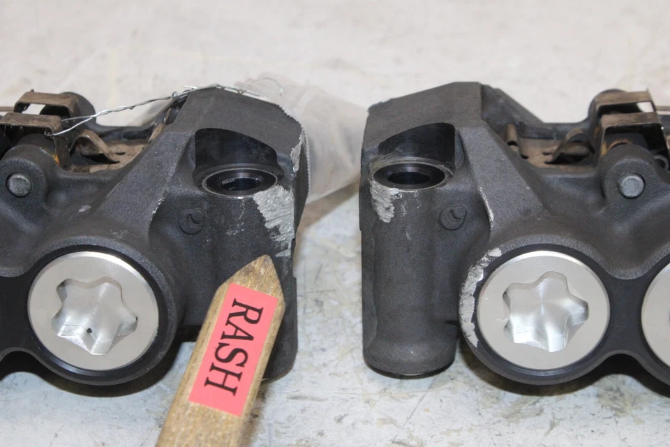 06-15 JUEGO DE PINZAS DE FRENO DELANTERAS DERECHA IZQUIERDA YAMAHA YZF R6 OEM PAR Foto 2 de 4