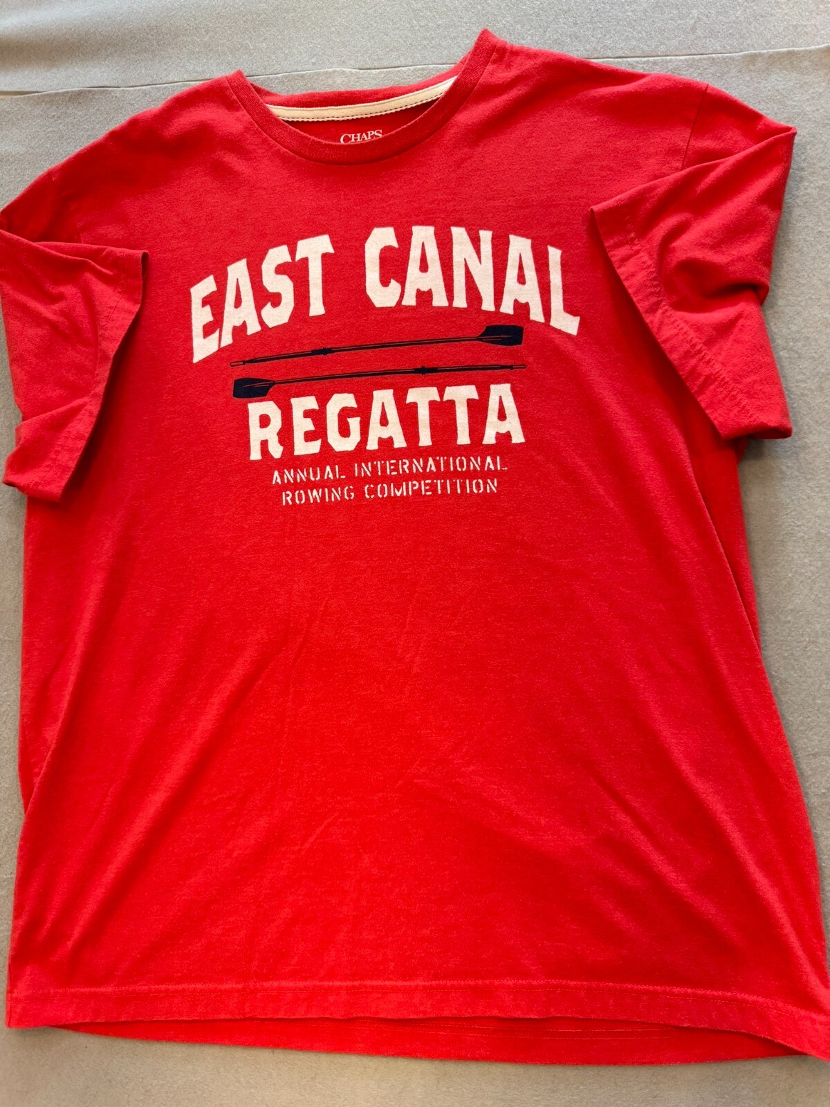 FILA Chaps T Shirt Uomo Grande Rosso Canale Orientale Regata Canottaggio Competizione Grafica Tee