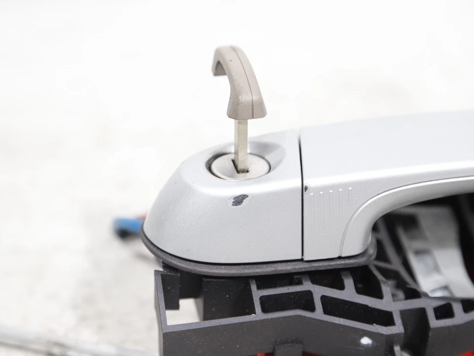 Conjunto de manija de puerta delantera izquierda BMW 328i 330i 335i 340i F30 12-18 7321639 OEM Foto 3 de 4