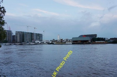 Foto A2 Müllanlage bei Nine Elms Westminster Es gibt einen Steg zu einem c2014