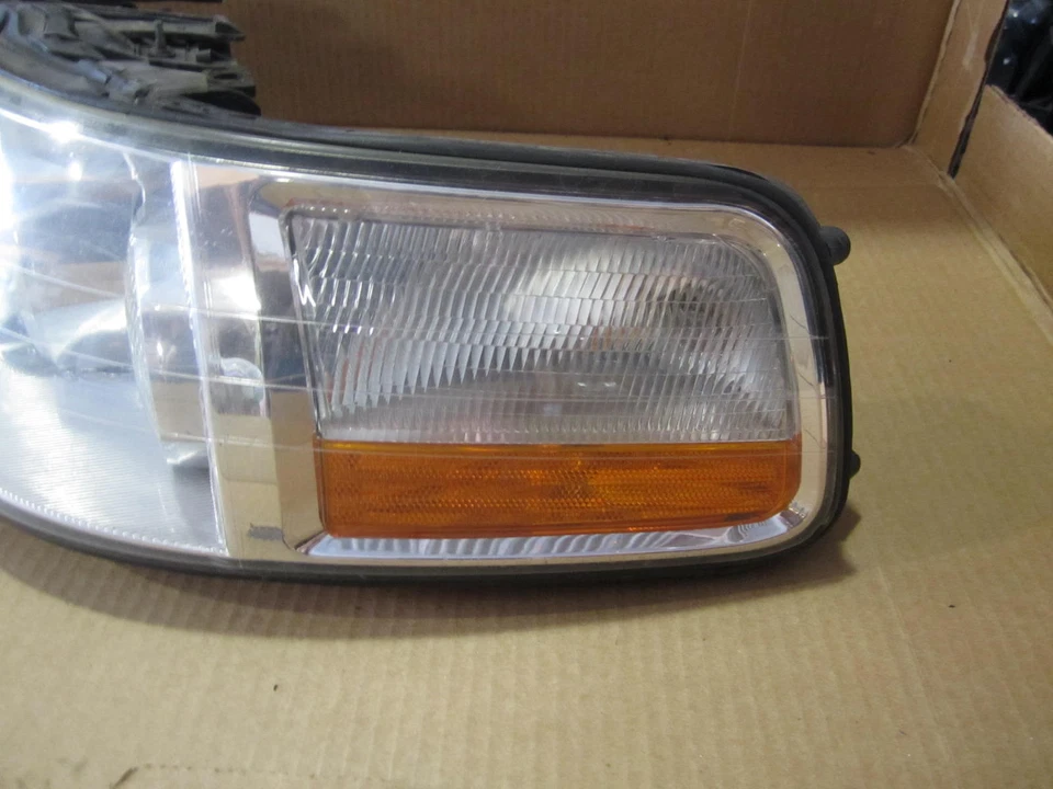 LINCOLN TOWN CAR 03 04  2003 2004  HEADLIGHT DRIVER LH LEFT OEM VISTEON - Image 2 of 4
