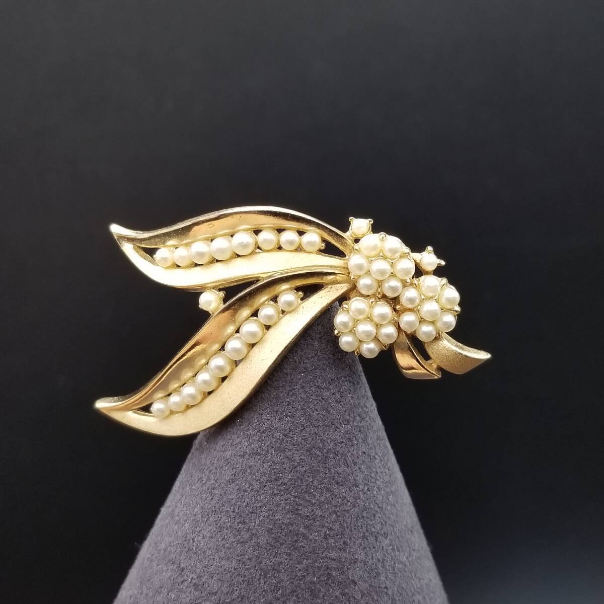 50'60's Crown TRIFARI Bouquet Plant Motif Pearl Decoration