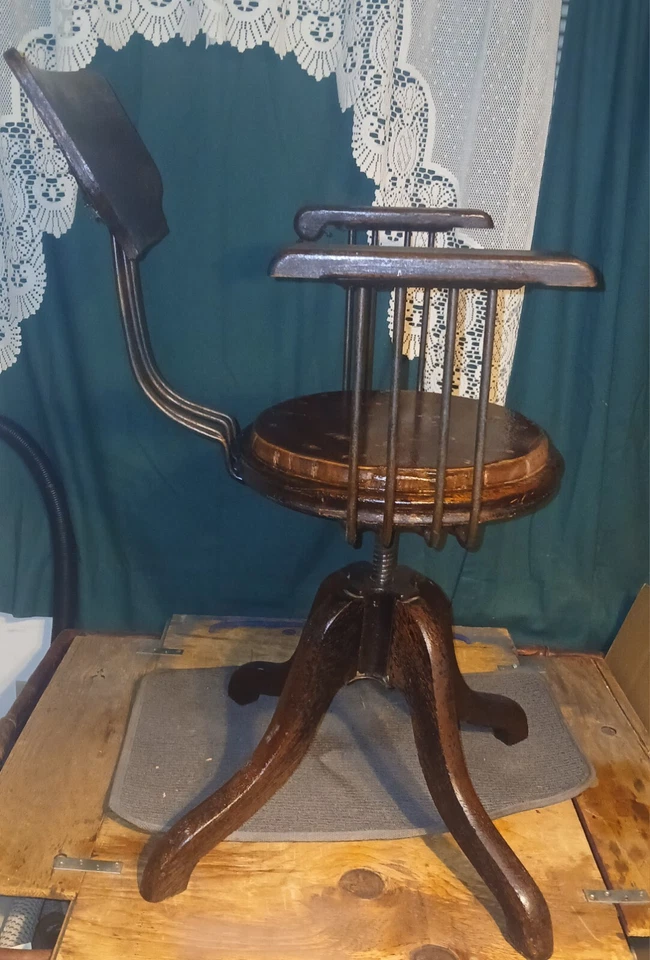 Silla con brazo de resorte de lujo modelo 84M A. H. Andrews base de tornillo de pierna de madera 1886 Foto 3 de 4