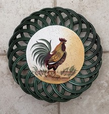 Plato de gallo vintage Pacific Rim con tejido de canasta verde pintado a mano exclusivo