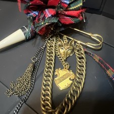 Broche prendedor de tartán a cuadros para empleados de Mac Cosmetics